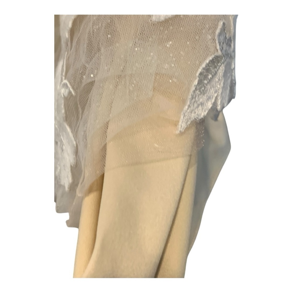 Wedding dress New without Tags No brand
Lace with sheath V-neck. Gorgeous! - Picture 6 of 10
